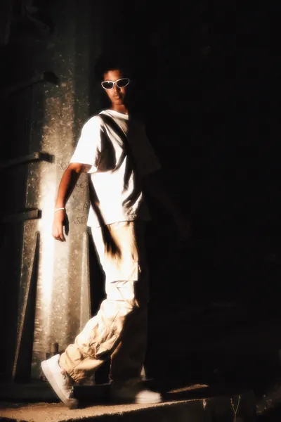 Sodium cargo pant in a light beam